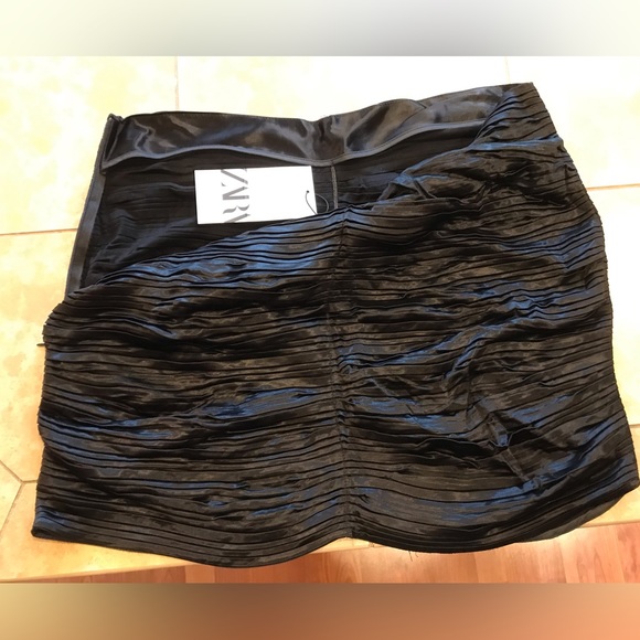 Gorgeous soft silky body hugging cute skirt - Picture 2 of 7